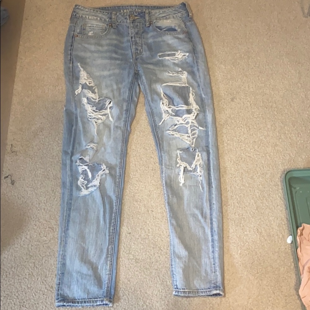 American Eagle light wash to girl jeans w/ rips